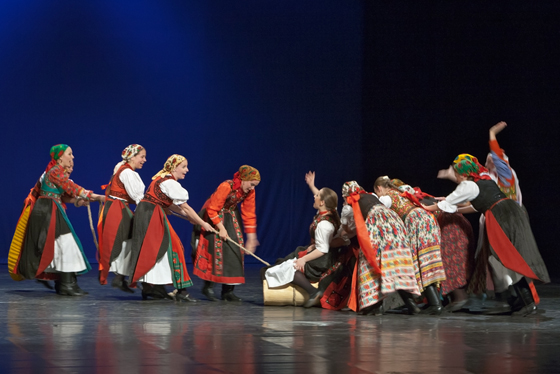 A Debreceni Hajdú Táncegyüttes táncosai viseletben
