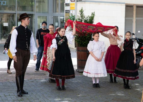 A Hajdú Táncegyüttes táncosai Pünkösd előtt -Debrecen, Hal köz