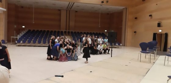 Készülés a Csíksomlyói Passió darabra a Debreceni Népi Együttessel